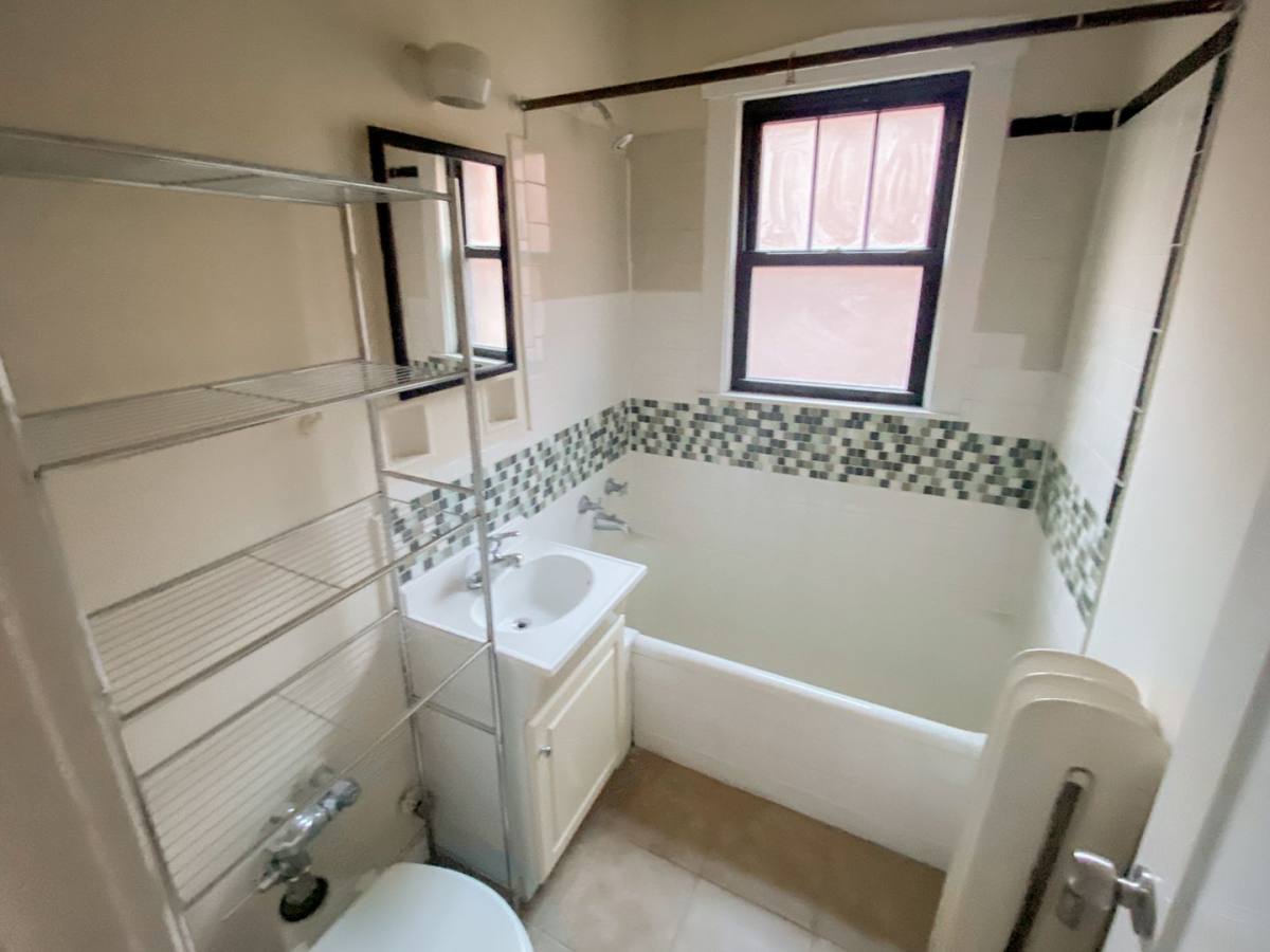 Apartment for rent at 512 W Cornelia Ave, Chicago, IL 60657