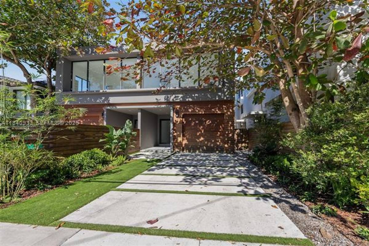 Townhouse for rent at 2984 Coconut Ave, Miami, FL 33133