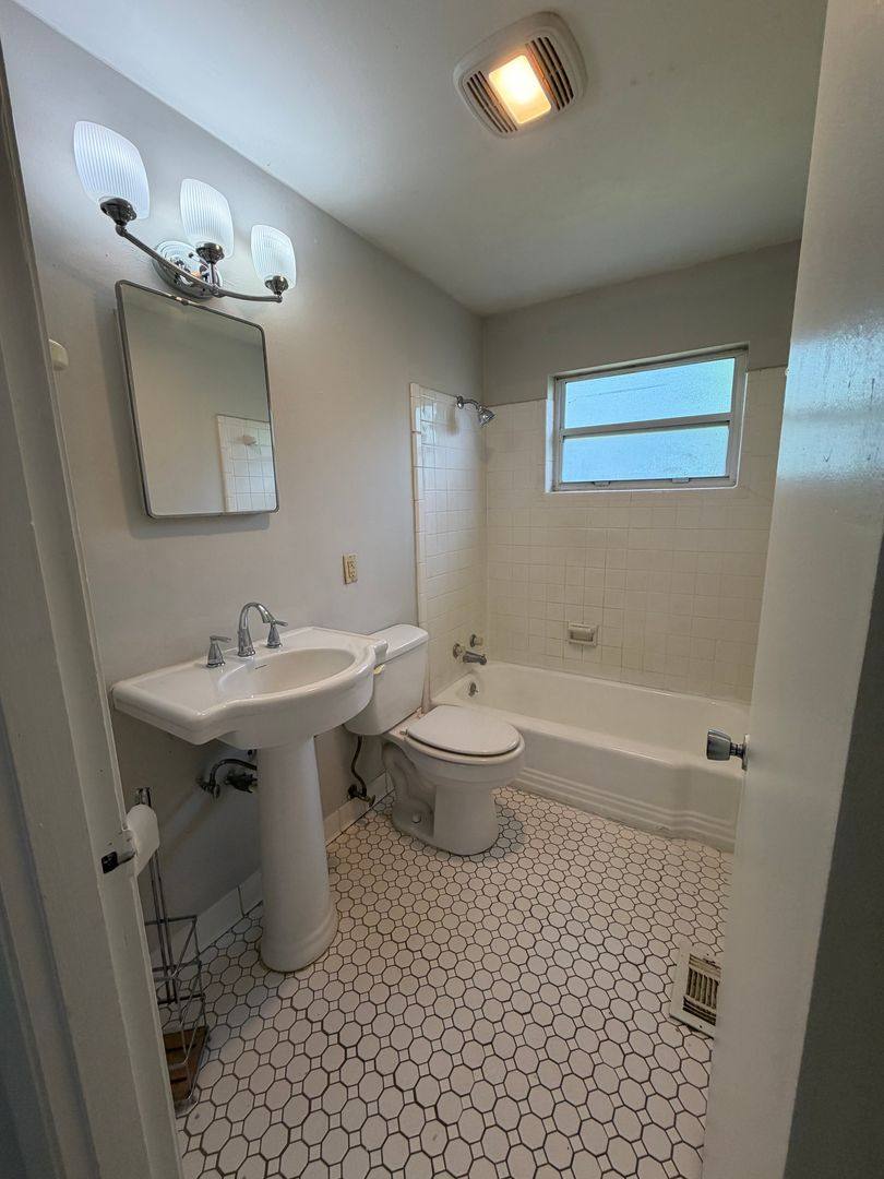 Apartment for rent at 717 Edgewood St, Tallahassee, FL 32303
