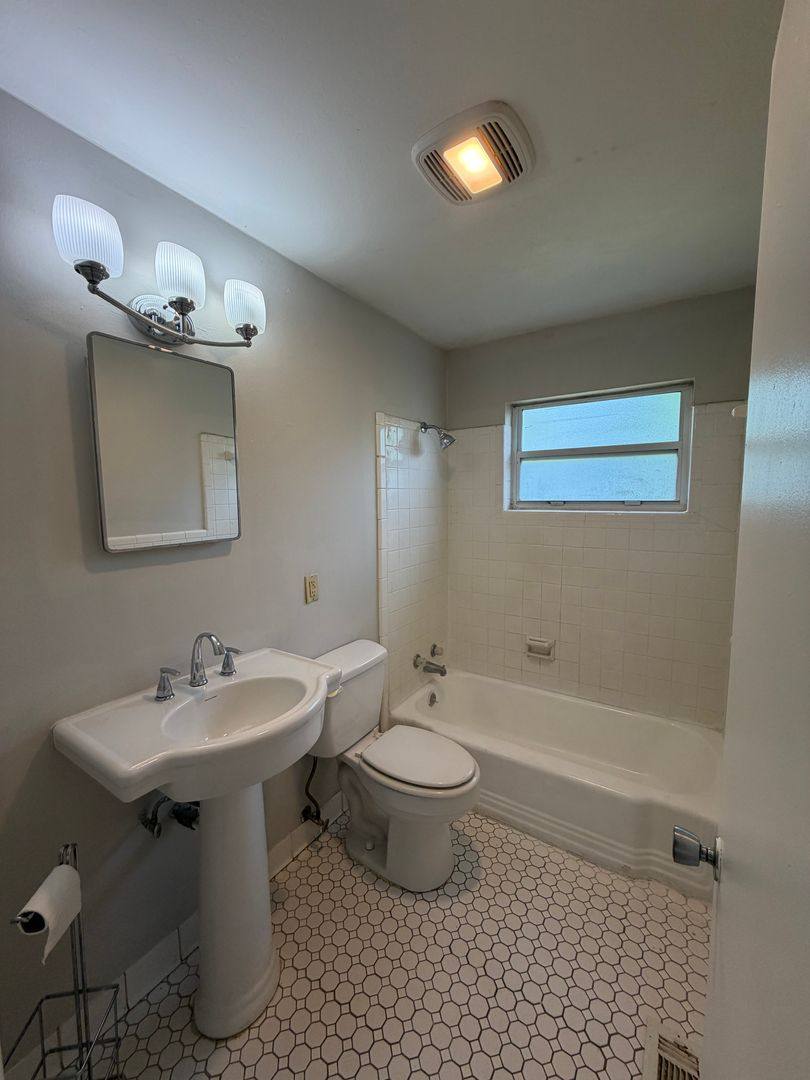 Apartment for rent at 717 Edgewood St, Tallahassee, FL 32303