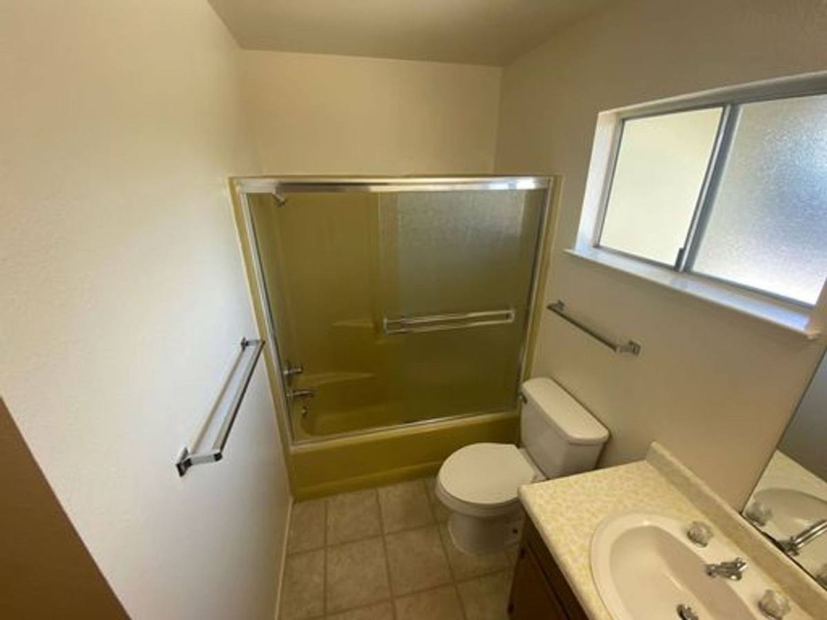 Apartment for rent at 3321 W Hillsdale Ave, Visalia, CA 93291