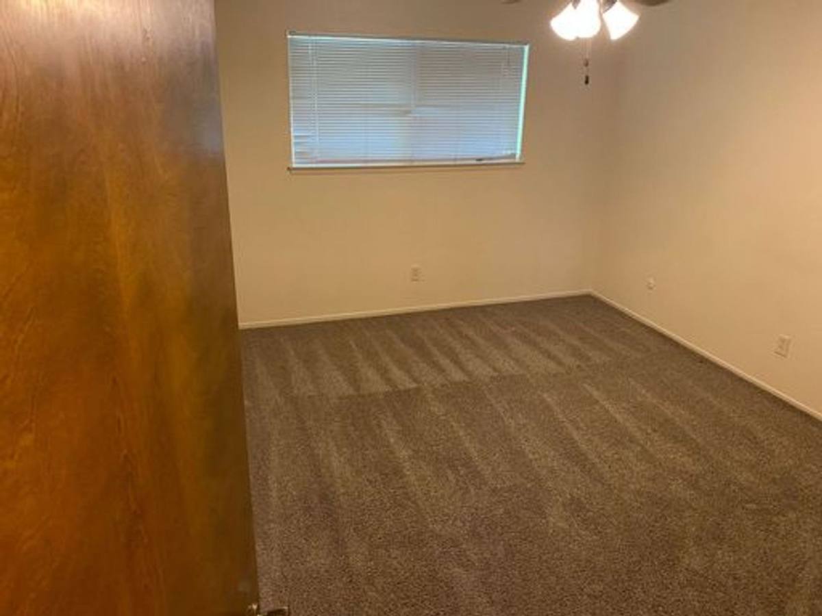 Apartment for rent at 3321 W Hillsdale Ave, Visalia, CA 93291