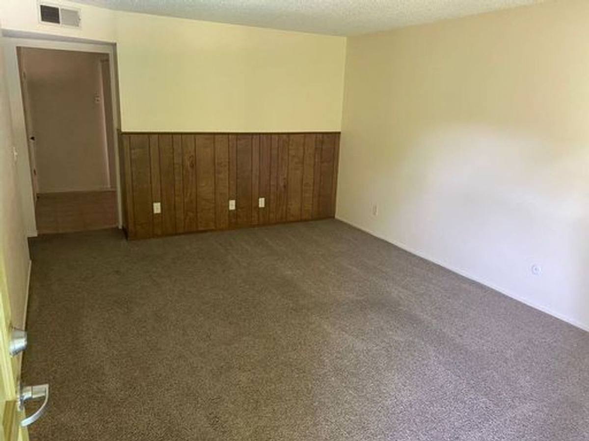Apartment for rent at 3321 W Hillsdale Ave, Visalia, CA 93291