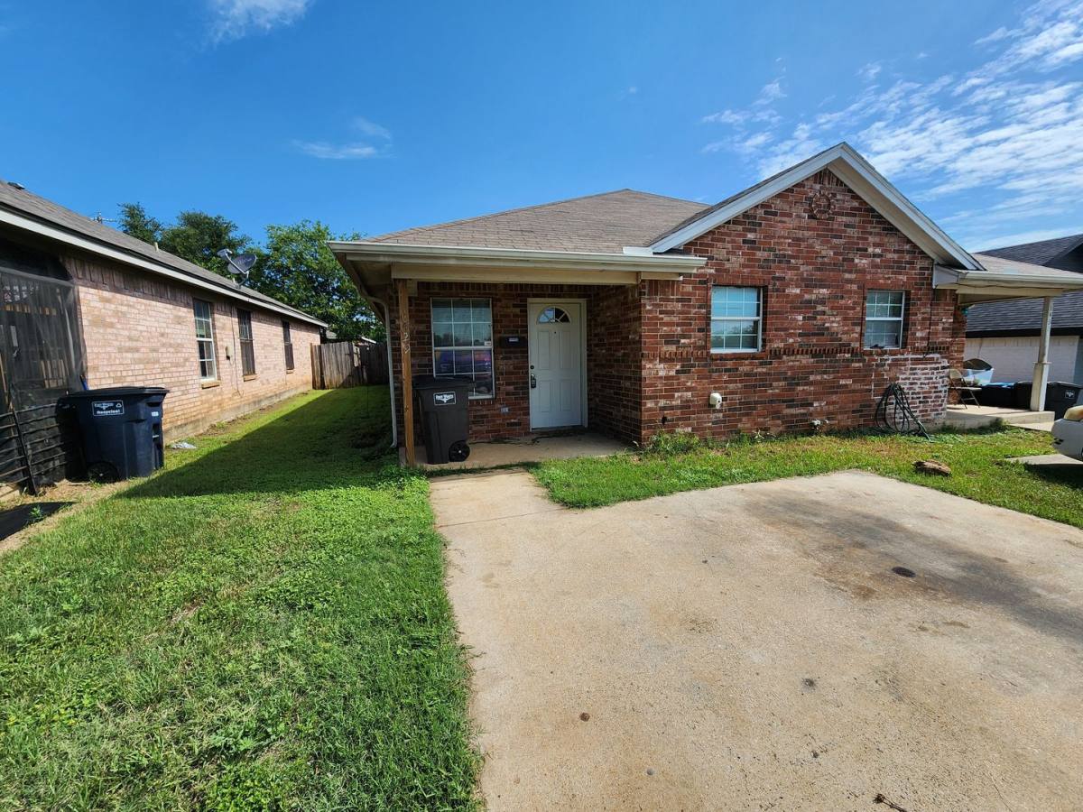 Apartment for rent at 1429 E Robert St, Fort Worth, TX 76104
