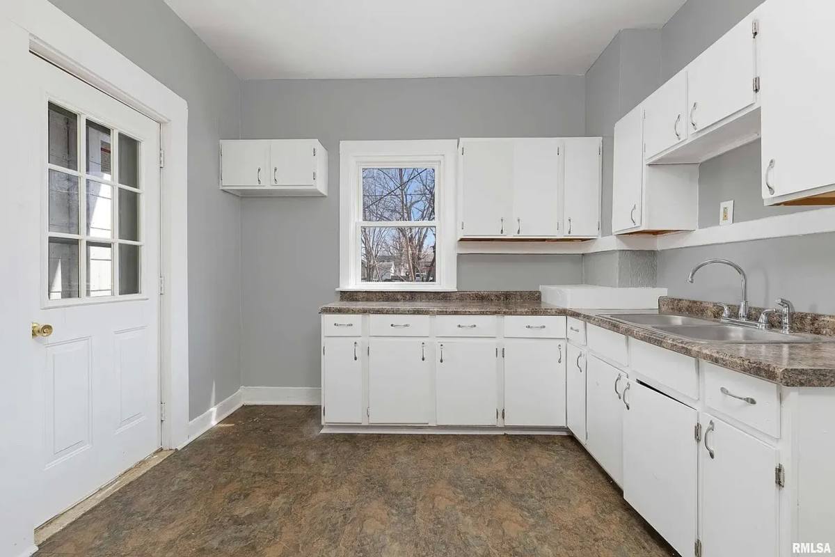 Apartment for rent at 2209 Farnam St, Davenport, IA 52803