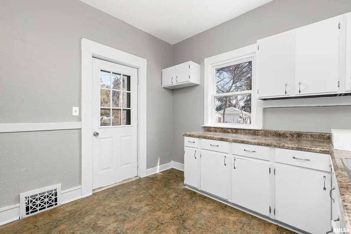 Apartment for rent at 2209 Farnam St, Davenport, IA 52803