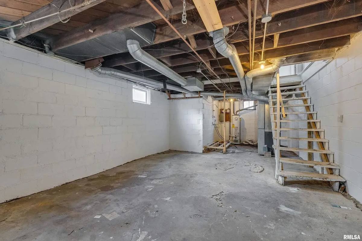 Apartment for rent at 2209 Farnam St, Davenport, IA 52803