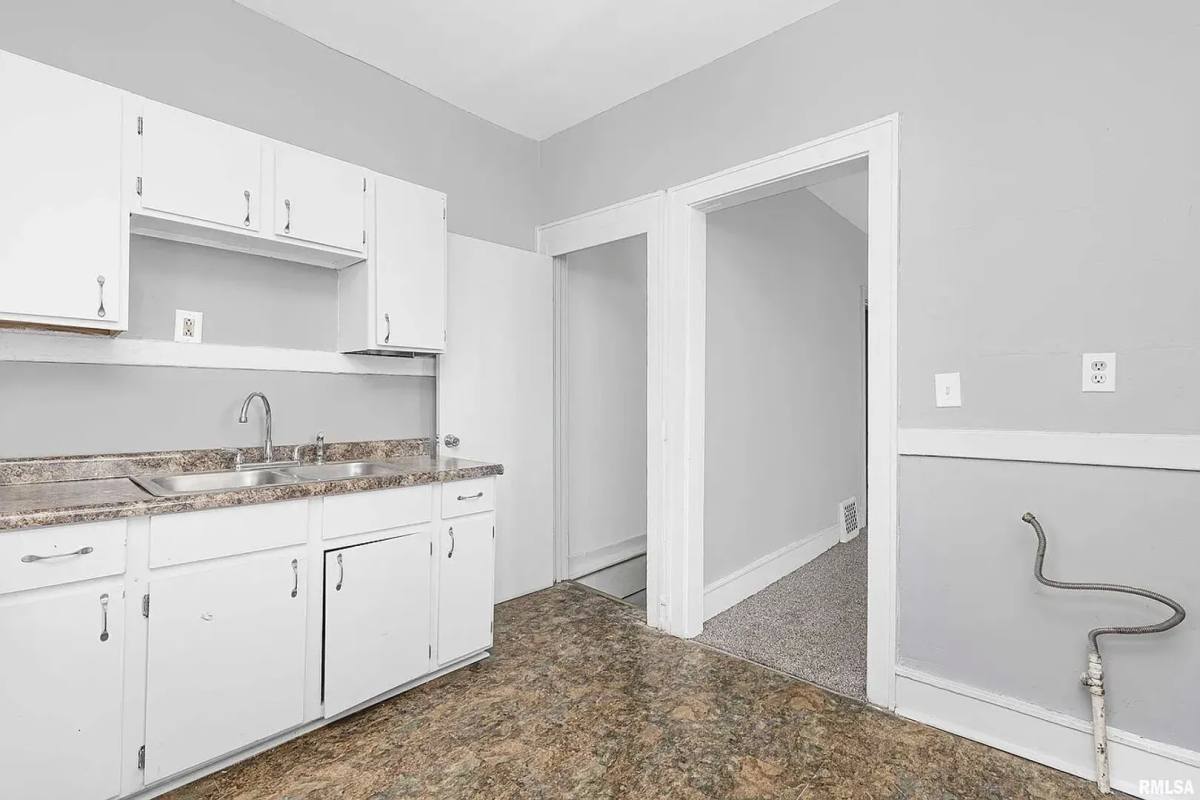 Apartment for rent at 2209 Farnam St, Davenport, IA 52803