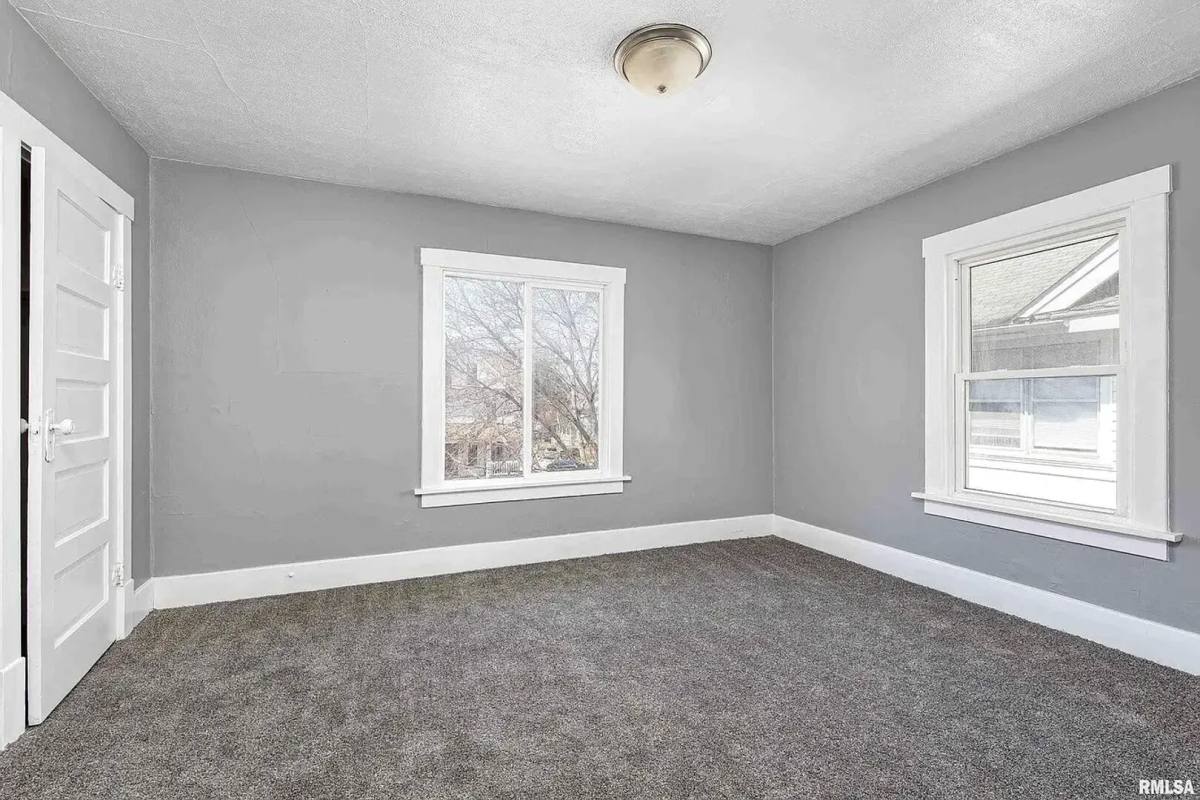 Apartment for rent at 2209 Farnam St, Davenport, IA 52803