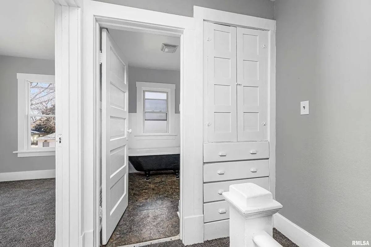 Apartment for rent at 2209 Farnam St, Davenport, IA 52803