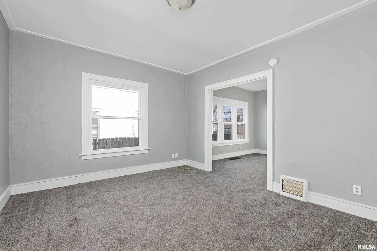 Apartment for rent at 2209 Farnam St, Davenport, IA 52803