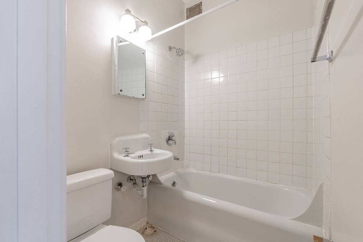 Apartment for rent at 124 W Garfield, Seattle, WA 98119