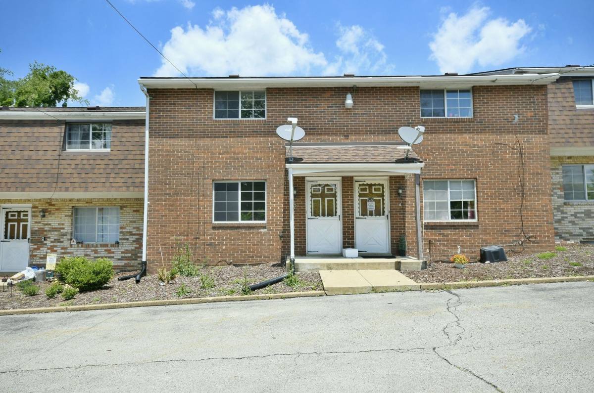 Apartment for rent at 427 Manor Rd, Delmont, PA 15626