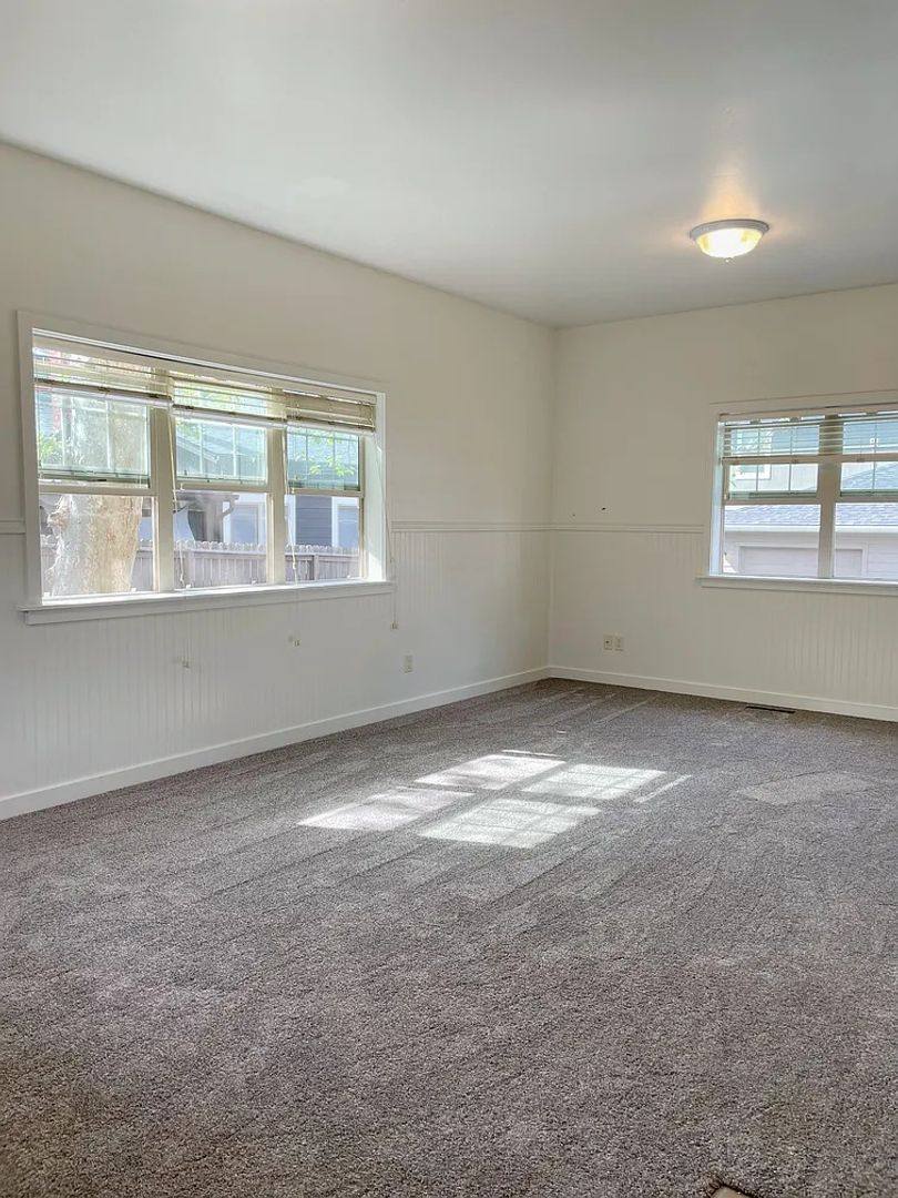 House for rent at 907 Bellview Ave, Ashland, OR 97520
