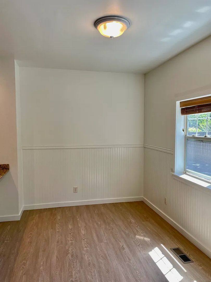 House for rent at 907 Bellview Ave, Ashland, OR 97520