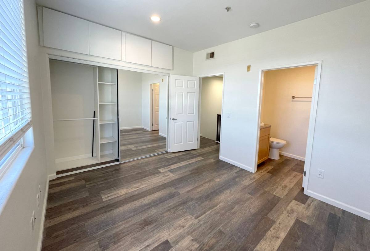 Townhouse for rent at 5330 Satsuma Ave, North Hollywood, CA 91601