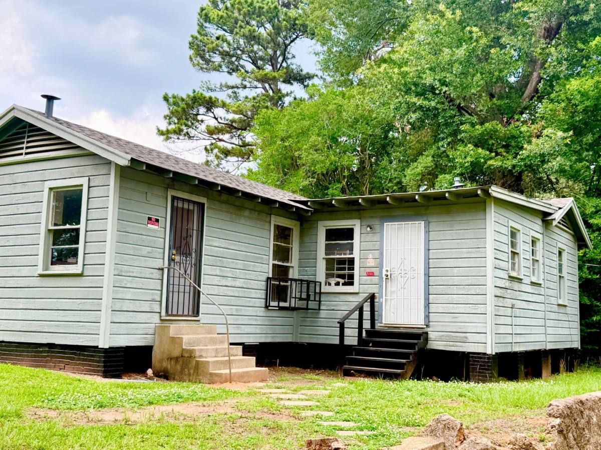 House for rent at 3551 1 2 W College St, Shreveport, LA 71109