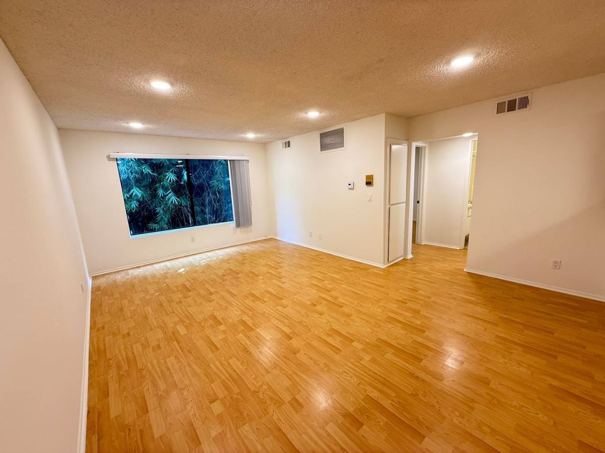 Apartment for rent at 950 Edgecliffe Dr, Los Angeles, CA 90026