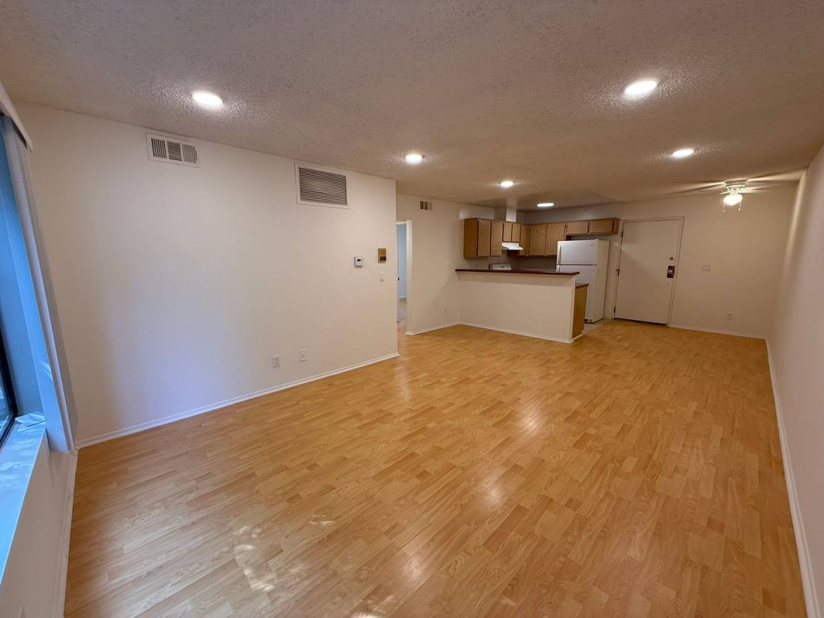 Apartment for rent at 950 Edgecliffe Dr, Los Angeles, CA 90026