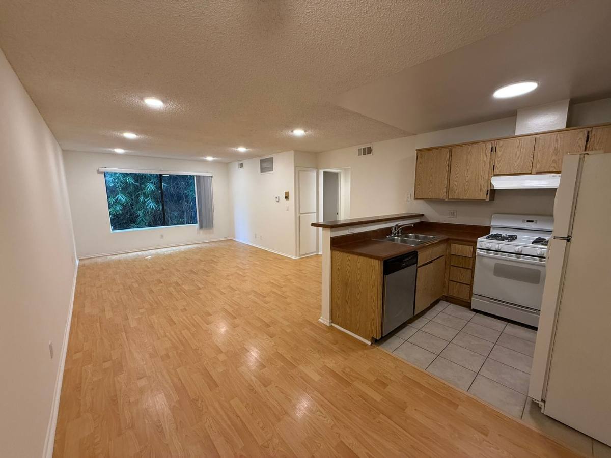 Apartment for rent at 950 Edgecliffe Dr, Los Angeles, CA 90026