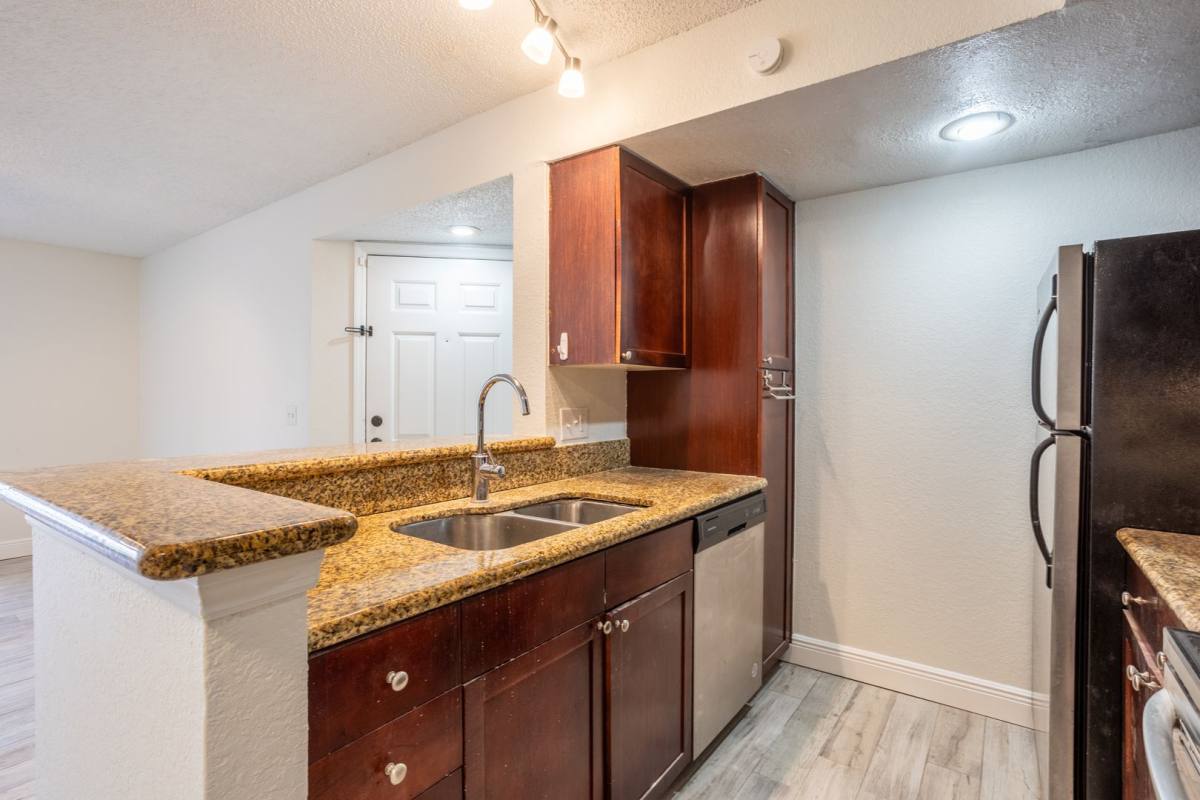 Apartment for rent at 5156 Conroy Rd, Orlando, FL 32811