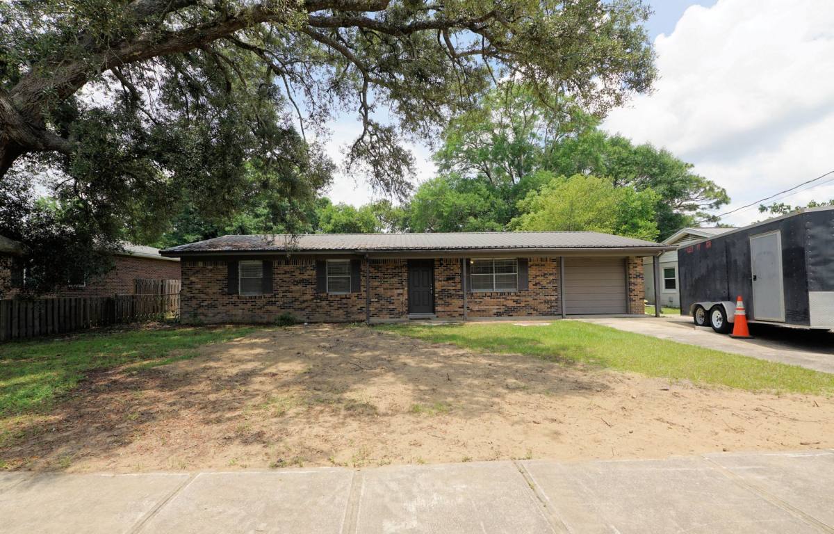 House for rent at 260 Glenview Ave, Valparaiso, FL 32580