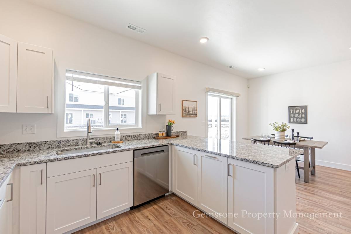 Townhouse for rent at 528 Harvester Ave, Sugar City, ID 83448