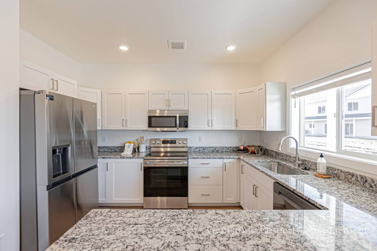 Townhouse for rent at 528 Harvester Ave, Sugar City, ID 83448