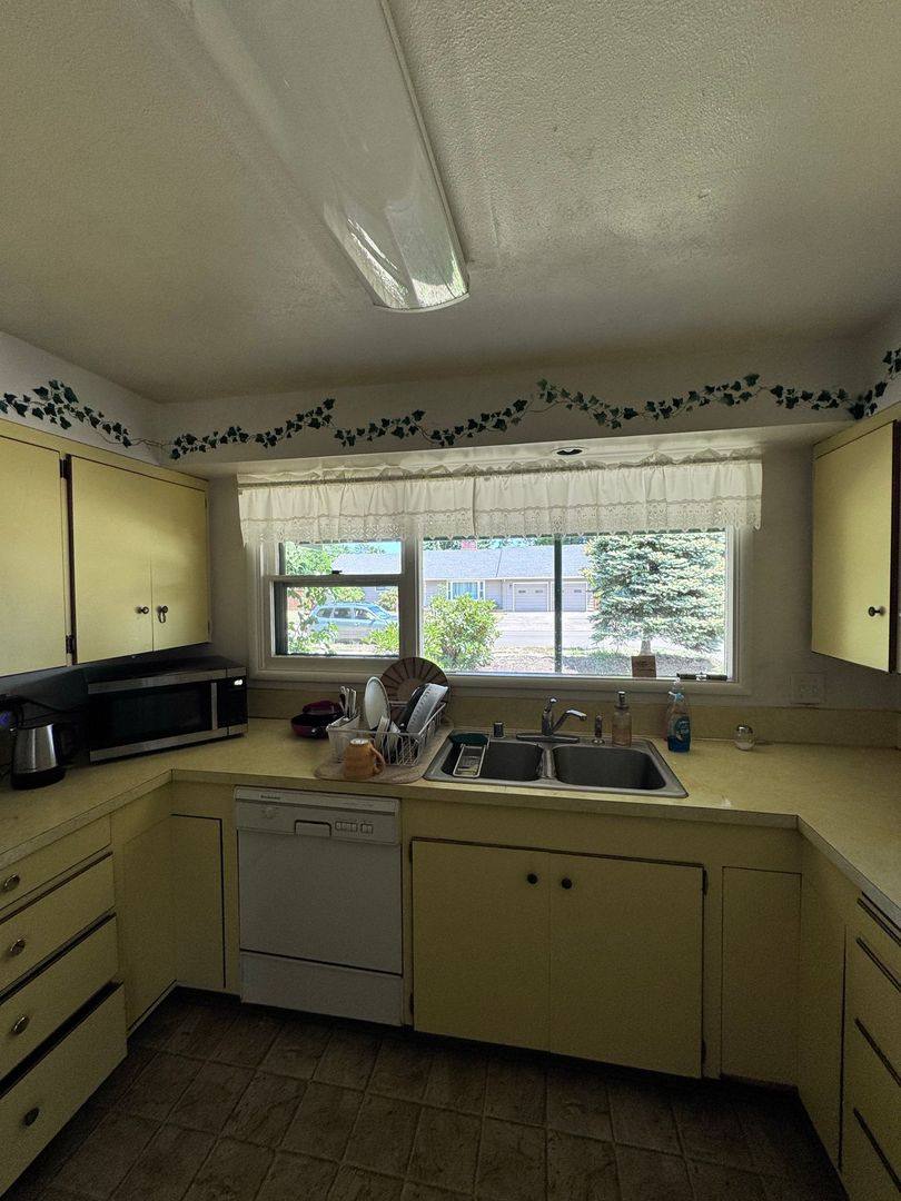 Apartment for rent at 1124 Woodside Dr, Eugene, OR 97401