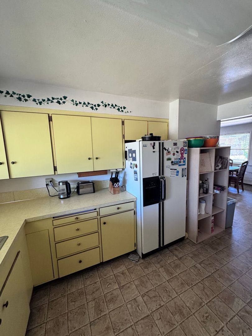 Apartment for rent at 1124 Woodside Dr, Eugene, OR 97401
