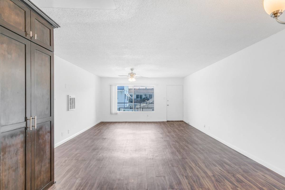 Apartment for rent at 600 Almond Ave, Long Beach, CA 90802