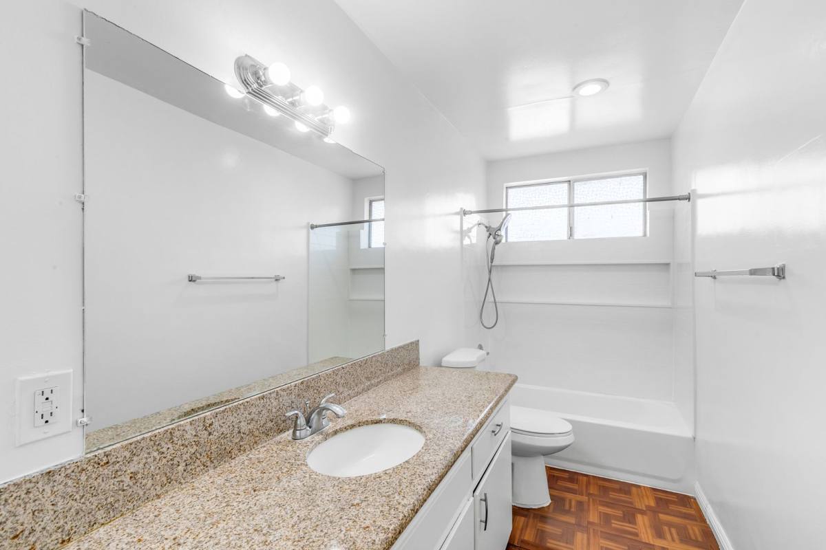 Apartment for rent at 600 Almond Ave, Long Beach, CA 90802