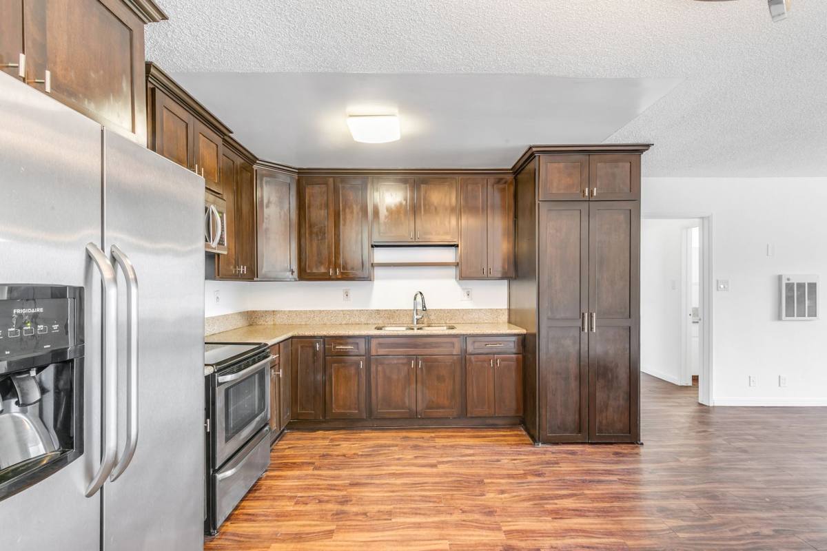 Apartment for rent at 600 Almond Ave, Long Beach, CA 90802