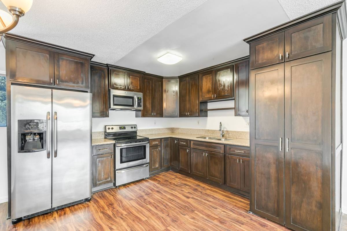 Apartment for rent at 600 Almond Ave, Long Beach, CA 90802