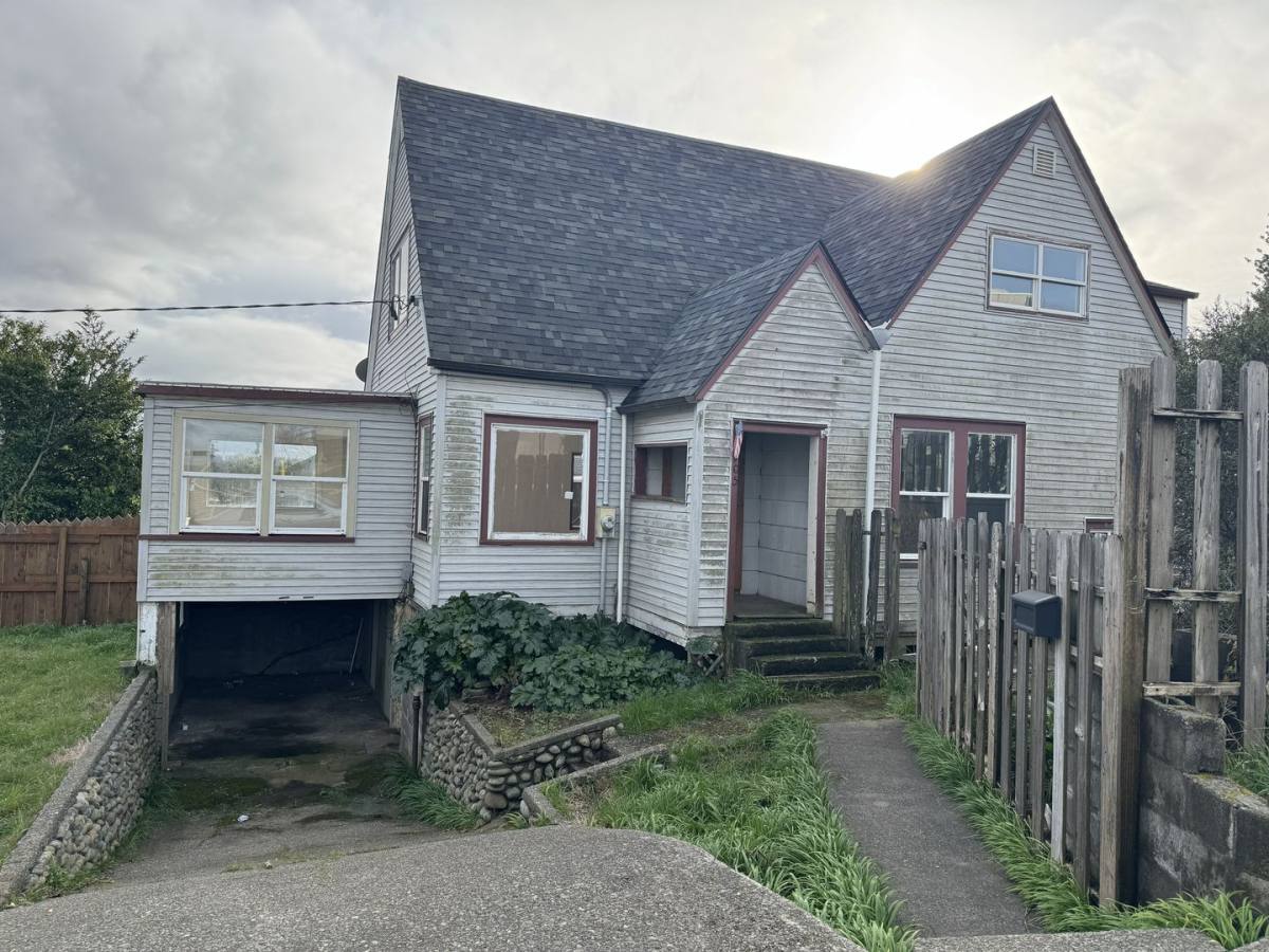House for rent at 905 Ingersoll Ave, Coos Bay, OR 97420