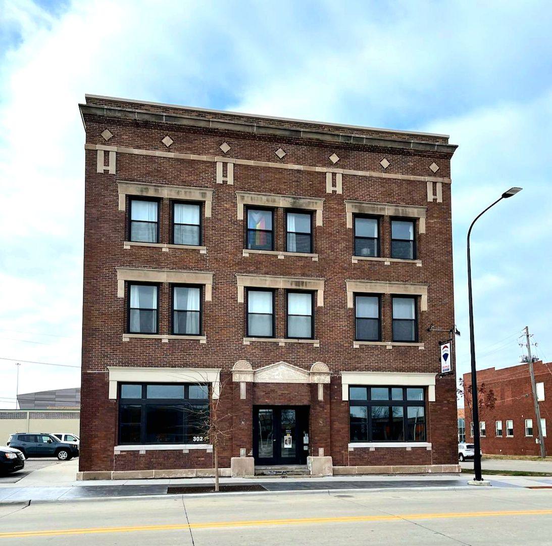Apartment for rent at 302 Commercial St, Waterloo, IA 50701