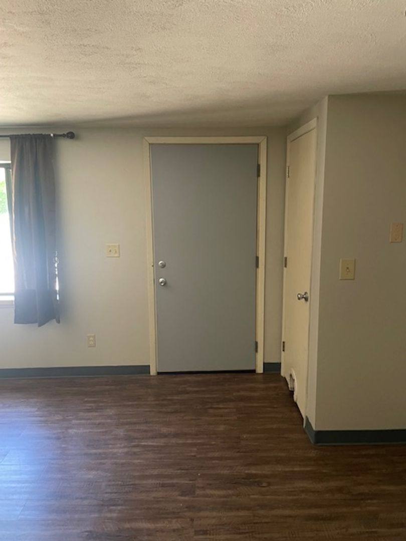 Apartment for rent at 1107 Pekin Ave, Creve Coeur, IL 61610