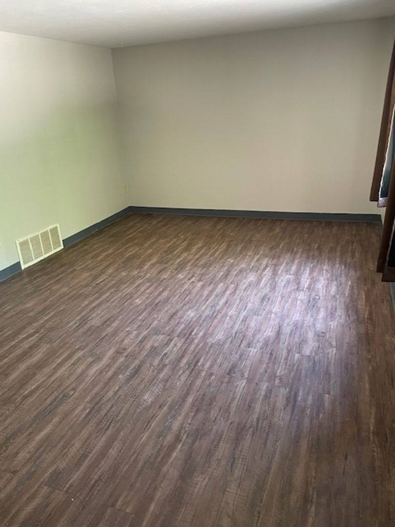 Apartment for rent at 1107 Pekin Ave, Creve Coeur, IL 61610