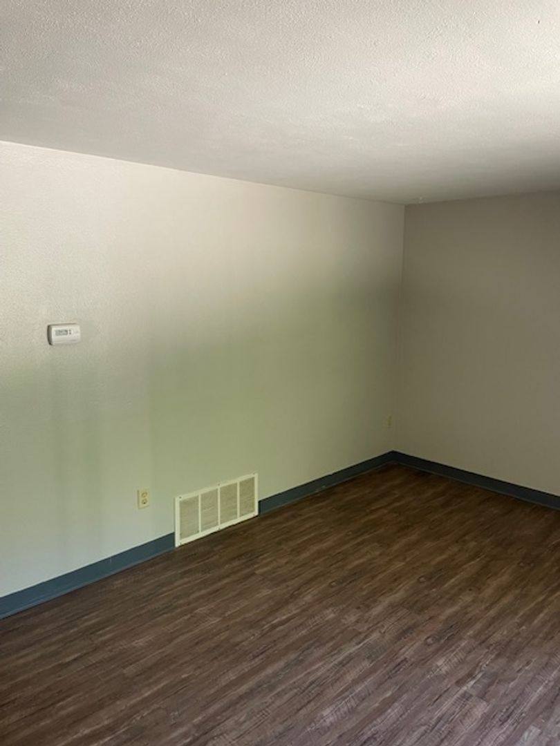 Apartment for rent at 1107 Pekin Ave, Creve Coeur, IL 61610
