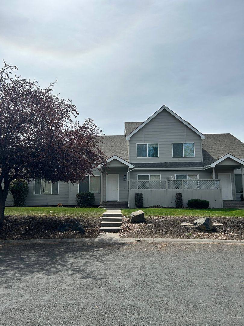 Apartment for rent at 5626-5628-5630-5632 Glenridge Way, Klamath Falls, OR 97603