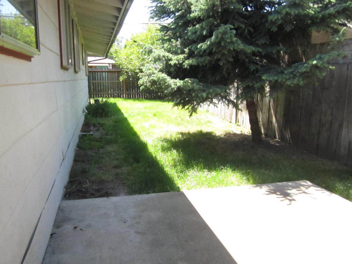 Apartment for rent at 546-548 S Ivy St, Medford, OR 97501