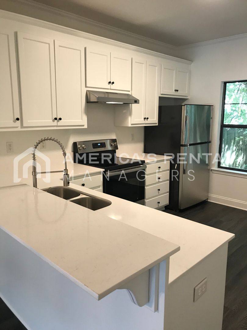 Townhouse for rent at 1911 6th Ave, Tuscaloosa, AL 35401