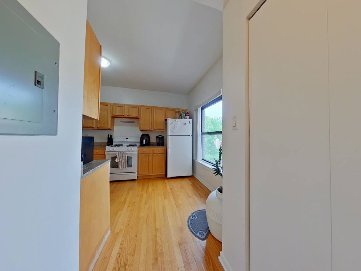 Apartment for rent at 702 W Barry Ave, Chicago, IL 60657