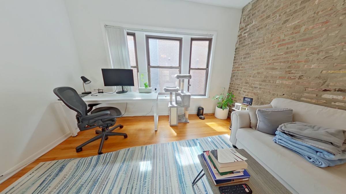 Apartment for rent at 702 W Barry Ave, Chicago, IL 60657