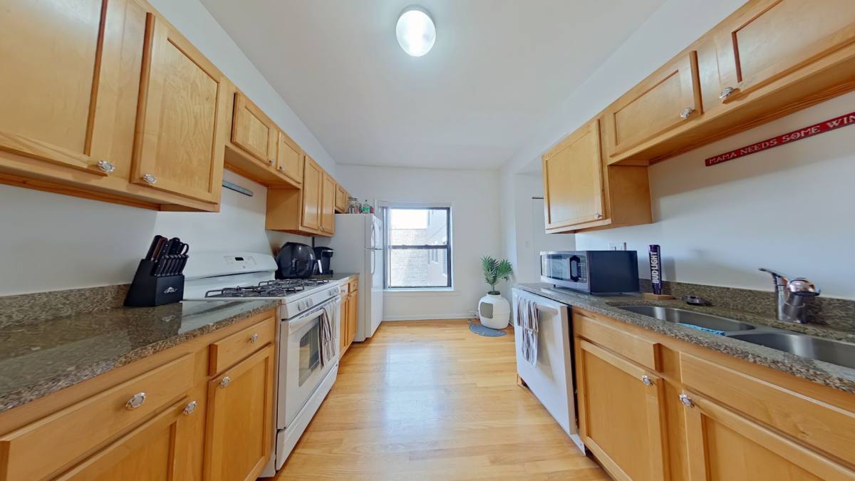 Apartment for rent at 702 W Barry Ave, Chicago, IL 60657