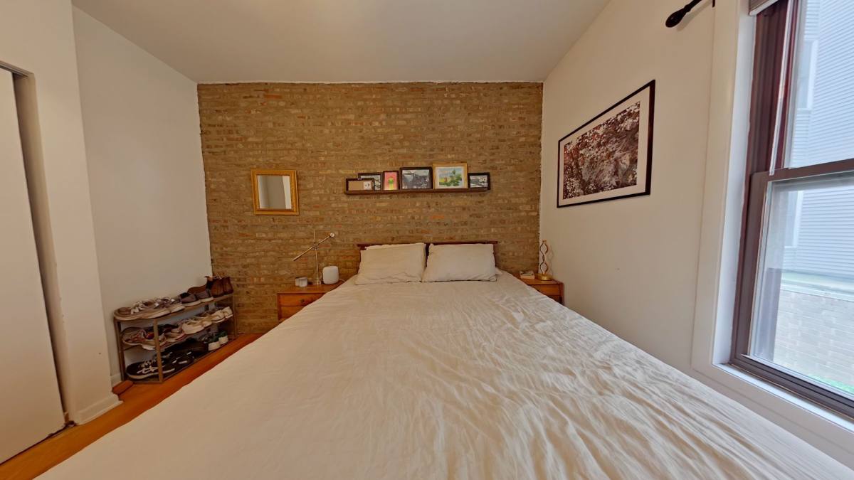 Apartment for rent at 702 W Barry Ave, Chicago, IL 60657