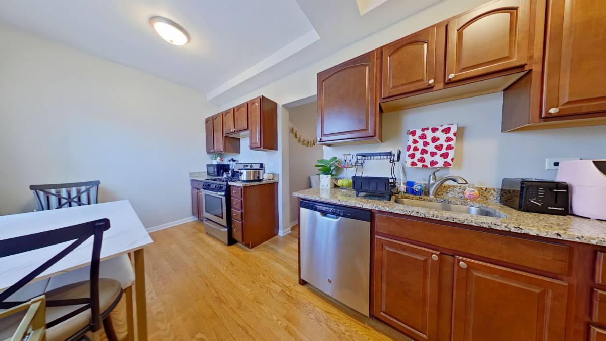 Apartment for rent at 734 W Aldine Ave, Chicago, IL 60657