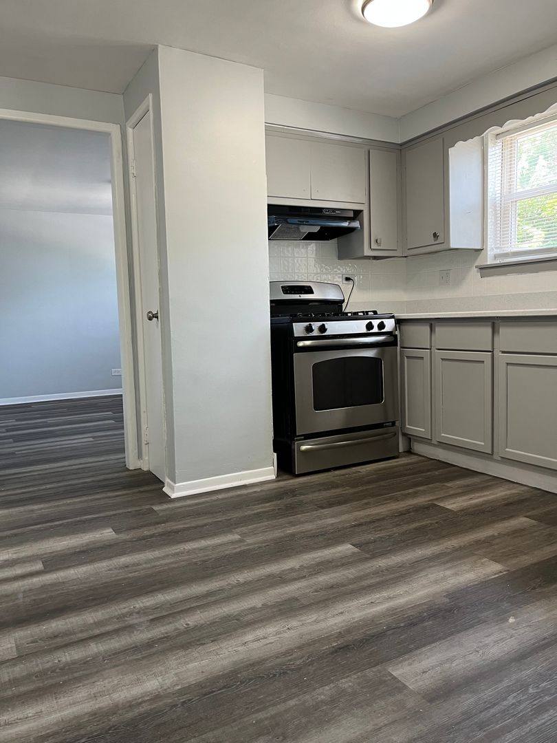 Apartment for rent at 11456 S Hale St, Chicago, IL 60643