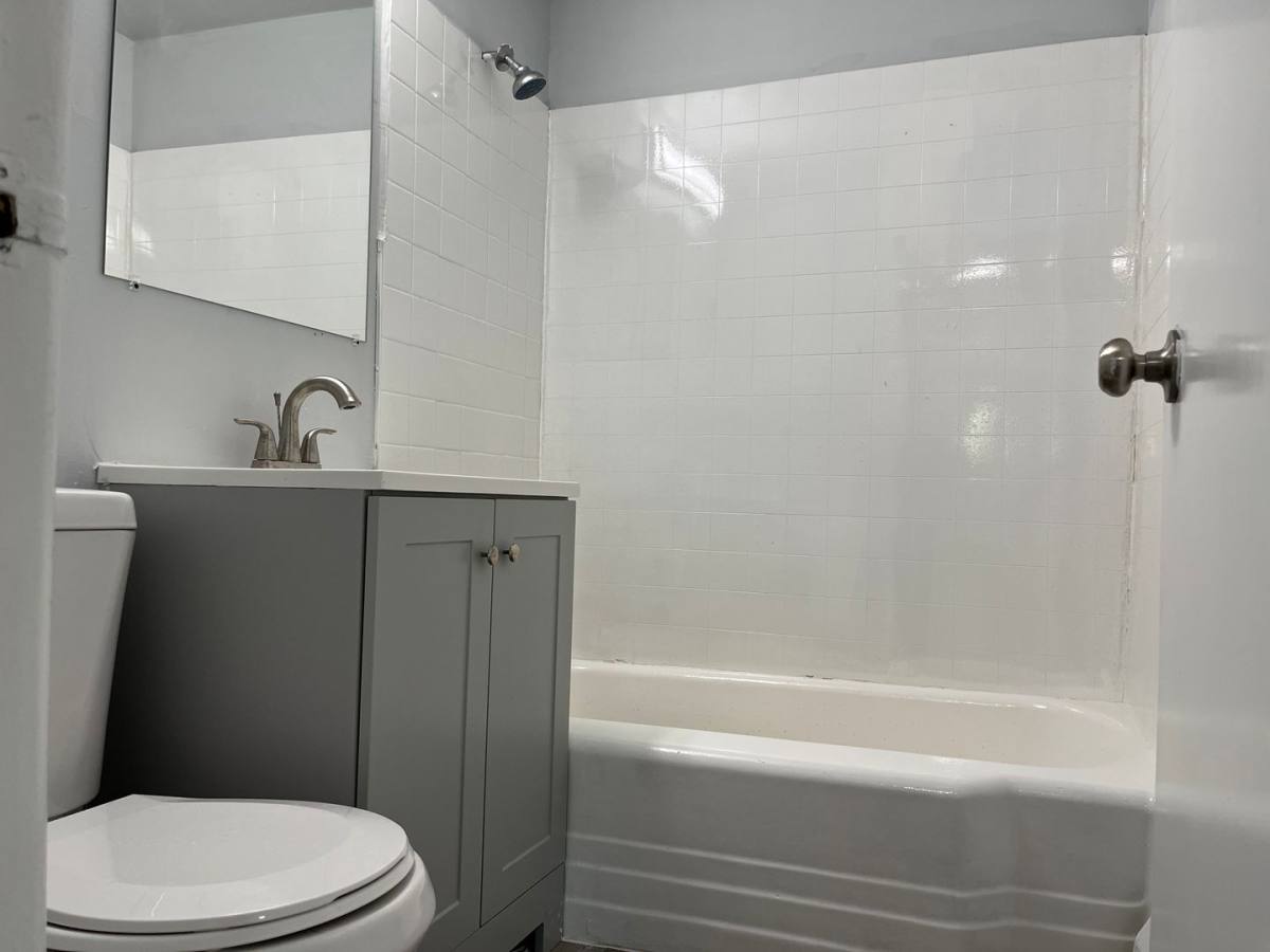 Apartment for rent at 11456 S Hale St, Chicago, IL 60643
