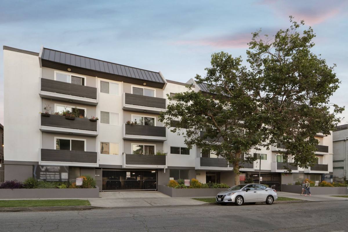 Apartment for rent at 616 N Sweetzer Ave, Los Angeles, CA 90048